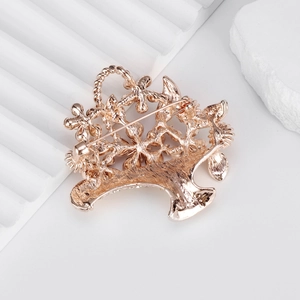 Exquisite Brosche als Blumenkorb in Roségold mit Sicherheitsnadel-Detail Rückseite