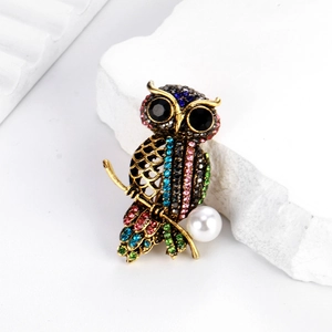 Exquisito broche de búho con diamantes de colores y perla blanca en base dorada