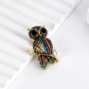 Broche de búho creativo con cristales de colores y perla blanca en acabado dorado