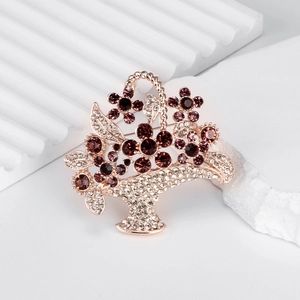 Eleganter roségoldener Blumenkorb-Anstecknadel mit lila Strasssteinen auf weißem Sockel