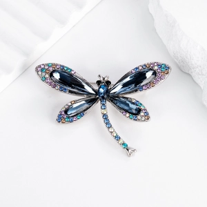 Elegante spilla a libellula con cristalli blu intenso e strass multicolori su base metallica