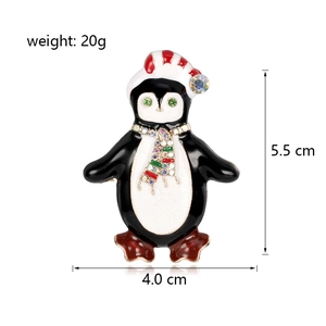 Spilla natalizia a forma di pinguino alla moda con strass colorati e smalto su sfondo bianco