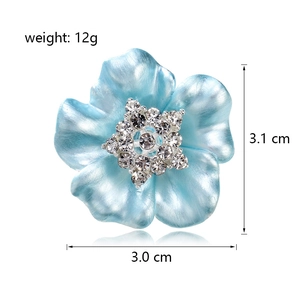 Élégante broche fleur bleu clair avec cristaux, taille 3.1x3.0cm, poids de 12 grammes
