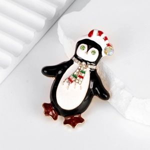 Elegante spilla a forma di pinguino natalizio in smalto con strass colorati su pietra