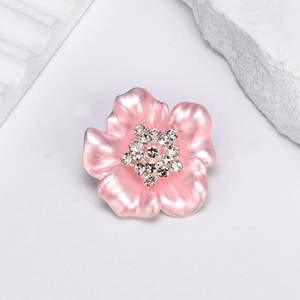 Élégante broche camélia en émail rose avec pétales chatoyants et centre en cristal