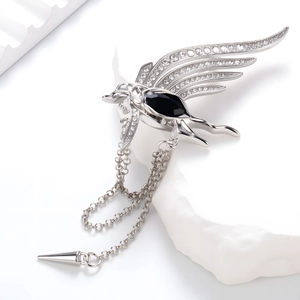 Broche phénix argentée élégante avec strass blancs, pierre noire et chaînes à glands