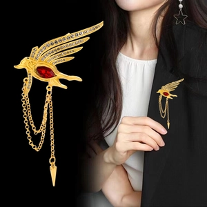 Broche phénix dorée avec pierre rouge, strass et chaînes à pampilles métalliques
