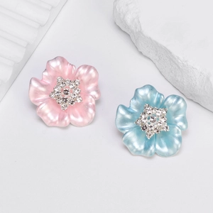 Broches camélia élégantes en émail rose et bleu avec centres en strass brillants