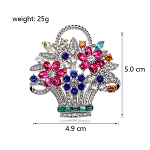 Funkelnde Blumenkorb-Brosche mit bunten Strasssteinen in eleganter Silberoptik