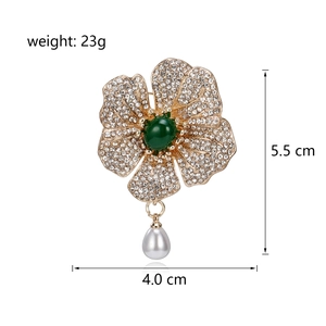 Broche camélia élégante avec gemme verte et perle pendante, hauteur 5,5 cm