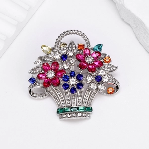 Eleganter silberner Blumenkorb-Anstecknadel mit bunten Strasssteinen auf weißem Grund