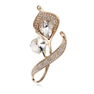 Detailansicht der eleganten Blumenbrosche mit Goldbasis und weißen Kristallen besetzt