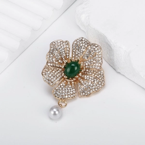 Broche camélia élégante avec cristaux blancs, pierre verte et perle blanche pendante