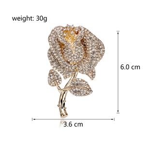 Spilla a rosa dorata elegante con strass bianchi, altezza 6,0 cm e larghezza 3,6 cm
