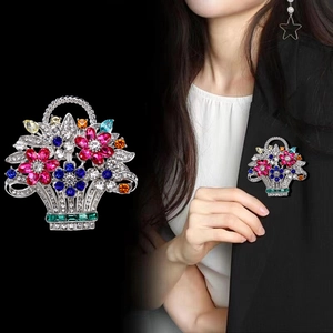 Eleganter Silber-Blumenkorb-Anstecknadel mit bunten Strasssteinen und Smaragdkristallen