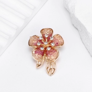 French Elegant Camellia Flower Brooch Alloy Rhinestone Crystal Floral Pin For Women Wedding Banquet Party Jewelry Accessory