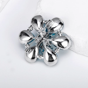 Élégante broche fleur en cristal avec pétales de larmes bleues et finition argentée
