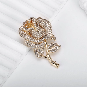 Lussuosa spilla a rosa con strass scintillanti su un elegante stelo in metallo dorato