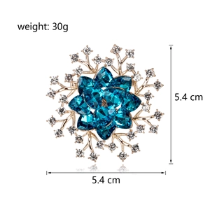 Eleganter Blumen-Brosche in Gold mit blauen Kristallen und Strass, 5,4 cm Durchmesser