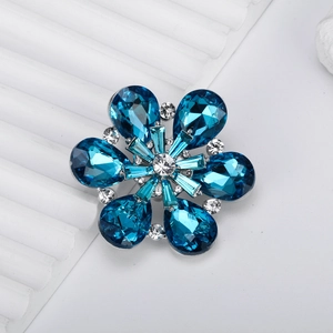 Élégante broche fleur à cinq pétales avec cristaux bleus profonds et alliage argenté