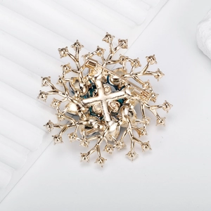 Luxuriöse goldene Blumenbrosche mit blauen Kristallen und sicherem Nadelverschluss