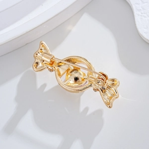 Broche exquise en forme de bonbon doré avec motif de cœur et finition métal poli