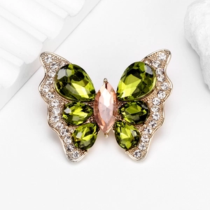 Broche papillon dorée avec cristaux verts et strass brillants pour femmes élégantes