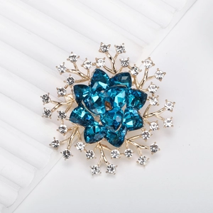 Luxuriöse blaue Kristall-Blumenbrosche mit goldenen Zweigen und funkelnden Strasssteinen