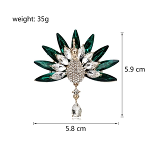 Eleganter Pfauenbrosche mit grünen Strasssteinen und Kristallanhänger, 5,9 cm Höhe