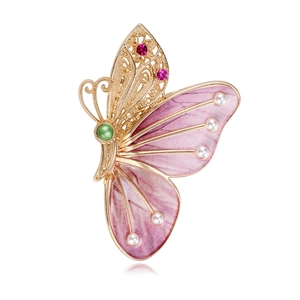 Detailansicht der Schmetterlingsbrosche mit Emaille, filigranem Gold und Perlen