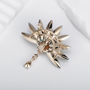 Eleganter Gold Pfau Brosche mit Markasit Kristallen und Tropfenanhänger für Anzüge