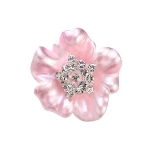 Détail de broche fleur rose avec centre en strass et pétales à texture soyeuse