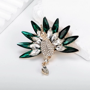 Eleganter Pfau-Brosche in Gold mit grünen Strasssteinen und Kristall-Anhänger