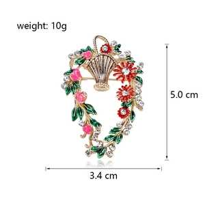 Eleganter Blumenkorb Brosche mit roten Emaille-Blüten und grünen Blättern in Goldoptik