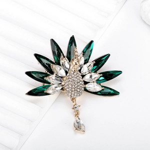 Eleganter Gold Pfau Brosche mit smaragdgrünen Kristallen und einem Tropfenanhänger