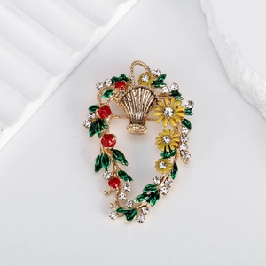 Eleganter Blumenkorb-Brosche mit roten Beeren und weißen Strasssteinen in Goldoptik