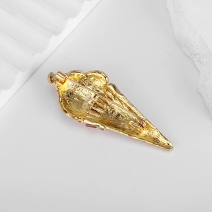 Vue arrière de la broche crème glacée avec base en métal doré et fermeture à épingle