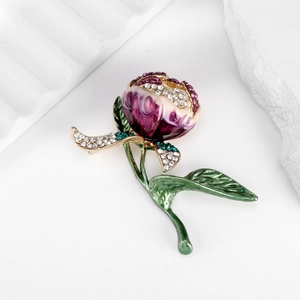 Elegante spilla a fiore in smalto viola con strass e foglie verdi su base dorata
