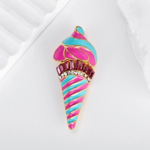 Broche cône de glace en émail rose et bleu avec cristaux violets sur fond blanc épuré