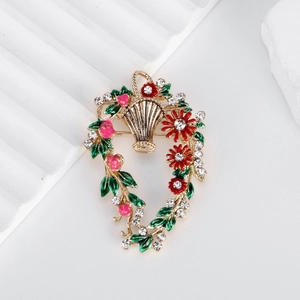 Eleganter herzförmiger Blumenkorb-Brosche mit rotem Emaille und Kristallen auf Marmor
