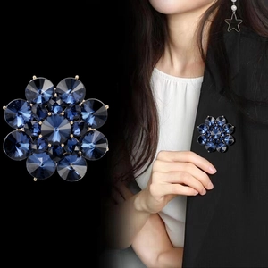 Luxuriöse Sonnenblumen-Brosche mit tiefblauen Strasssteinen auf goldener Basis
