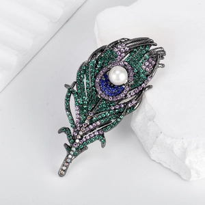 Vintage Luxury Peacock Feather Brooch For Women Alloy Rhinestone Inlaid Artificial Pearl Corset Pin For Suit Cheongsam Clothing Accessories Jewelry Gift