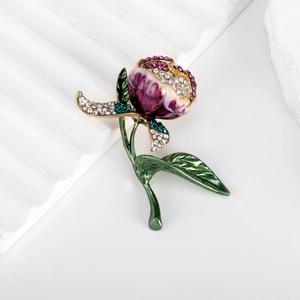 Elegante spilla a fiore in smalto viola con strass brillanti su supporto bianco pulito