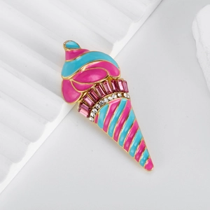 Broche cornet de glace élégante avec émail rose et bleu et cristaux sur socle blanc
