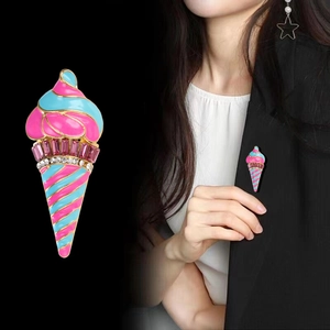 Broche cornet de glace colorée en émail rose et cristaux sur un revers de veste