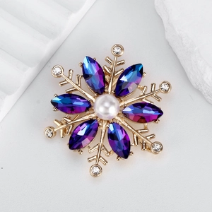 Broche Flocon de Neige Élégante pour Femme en Alliage Plaqué Or Avec Cristal Dégradé Bleu Violet et Fausse Perle Bijoux Accessoire