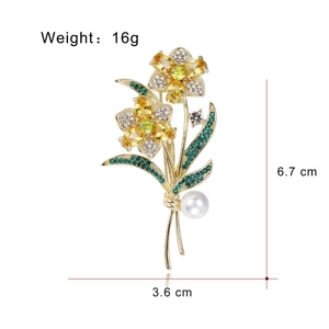 Elegante broche de rosa con cristalle amarillos y pedrería verde en dorado