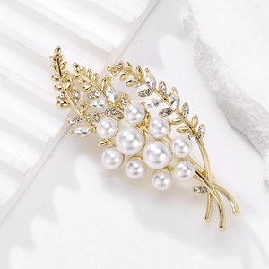 Broche élégante en perles de blé avec finition dorée et strass brillants pour femme