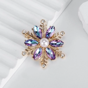 Broche flocon de neige dorée élégante avec cristaux violets et une perle au centre