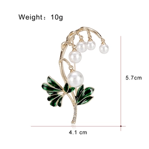 Elegante Maiglöckchen-Brosche mit Perlen, grünen Emaille-Blättern und Gold-Finish